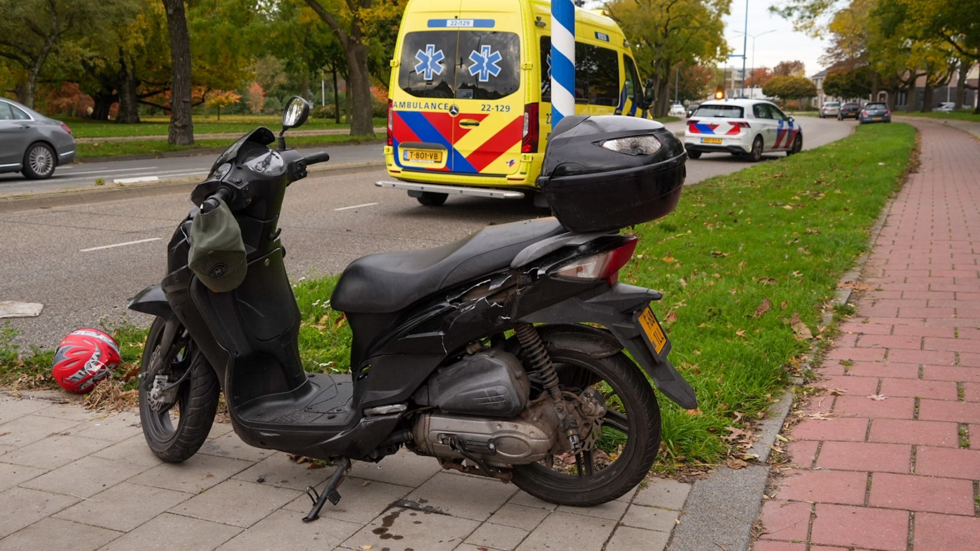 Auto en scooter botsen op Wethouder van Wellaan in Helmond