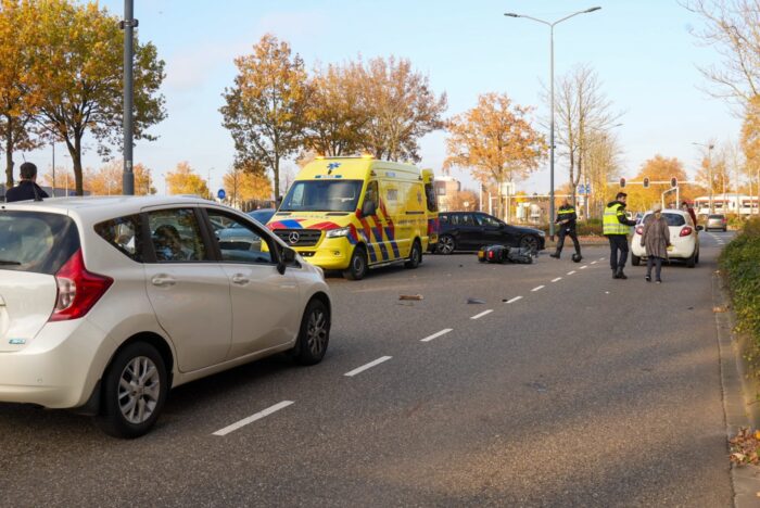 Scooterrijder gewond door aanrijding met auto