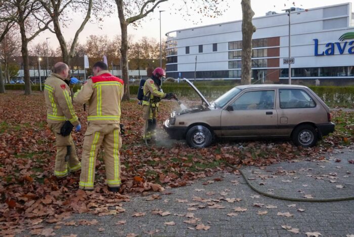 Auto vliegt spontaan in brand op de Lage Dijk