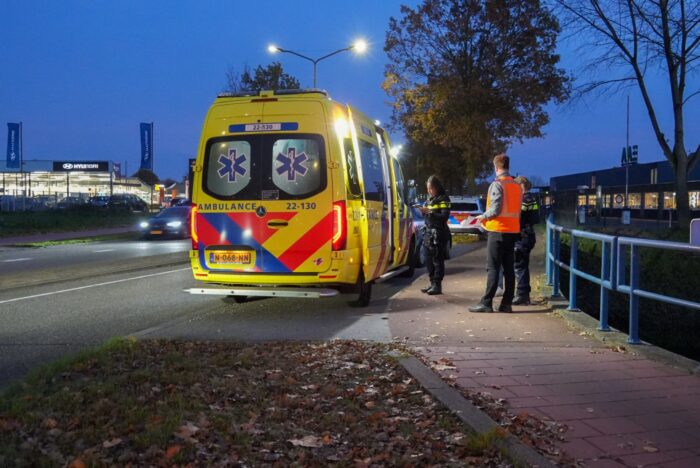 Fietser na botsing met auto naar ziekenhuis vervoerd