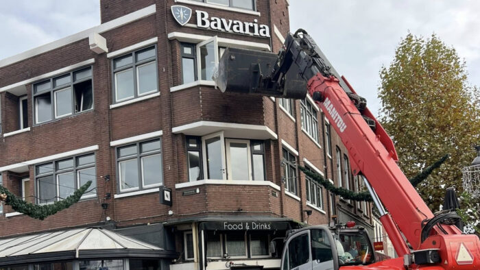Start opbouw van proeverij De Bank in Helmond na verwoestende brand