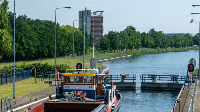 Sluis Helmond dag eerder weer open voor vaarverkeer