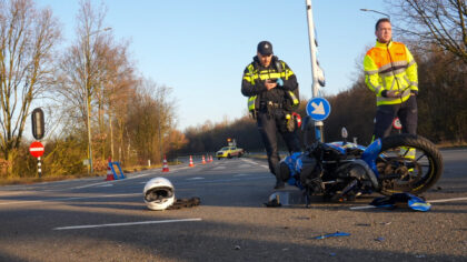 Botsing tussen busje met aanhanger en motorrijdster op kruispunt Helmondsingel