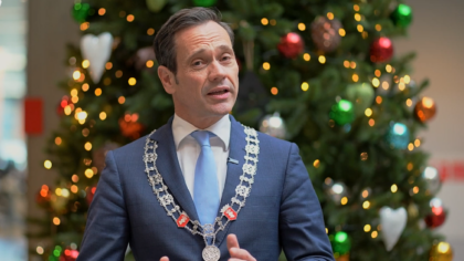[VIDEO] Burgemeester Sjoerd Potters wenst Helmond fijne feestdagen: ‘Let op je vingers’