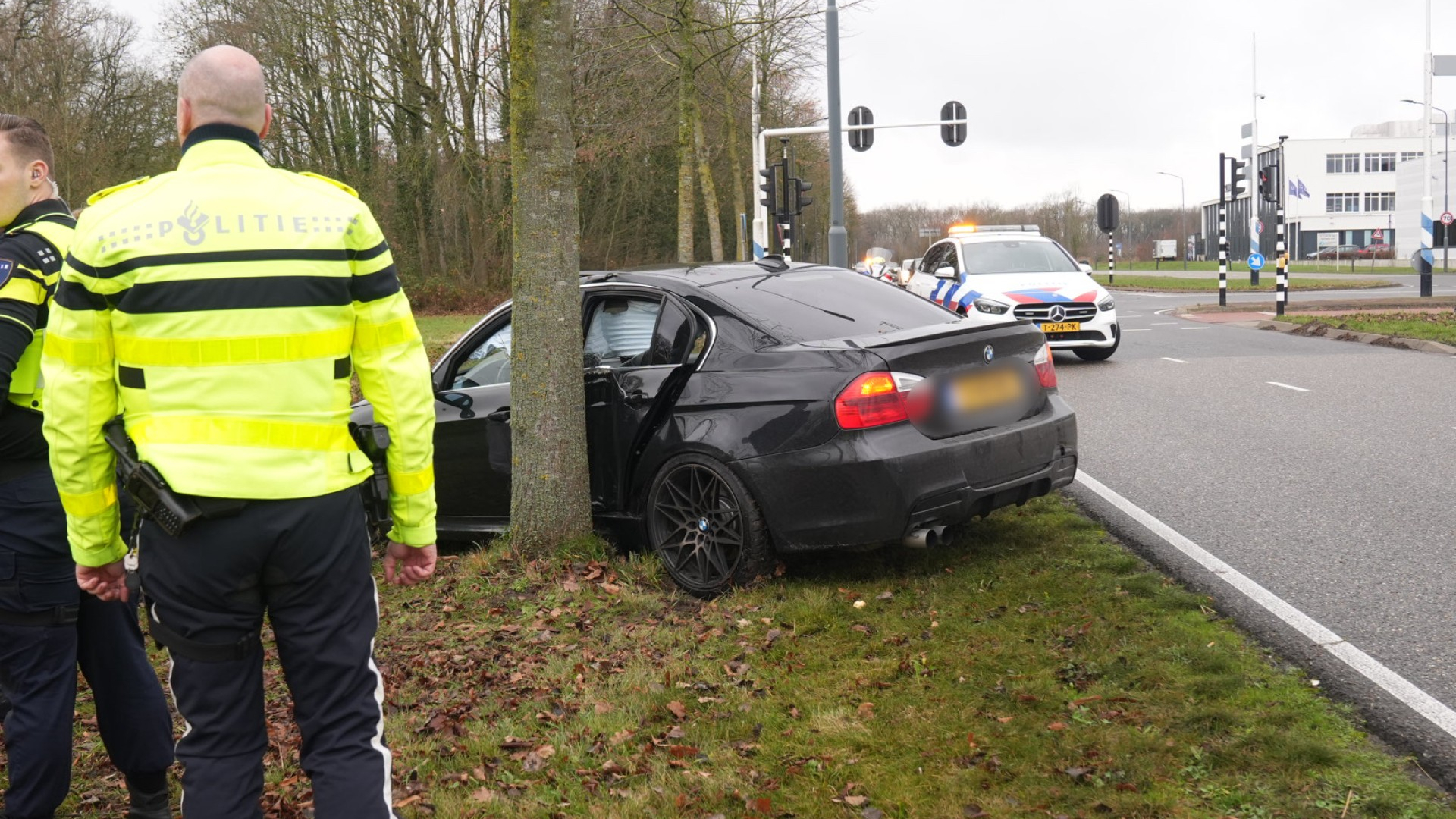 Auto raakt van de weg en botst tegen boom in Helmond