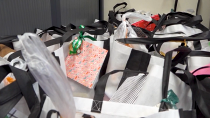 [VIDEO] Leerlingen van Jan van Brabant College vullen 166 kersttassen voor eenzame ouderen