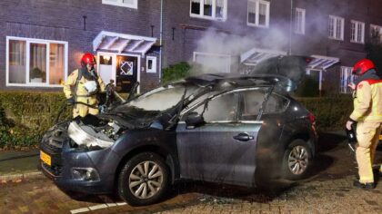Auto volledig uitgebrand op de Steenweg in Helmond