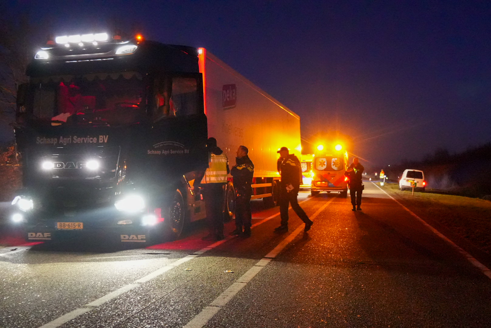 Voetganger op de N279 zwaargewond bij aanrijding met vrachtauto