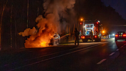 Auto brandt volledig uit op de Wolfsputterbaan N279