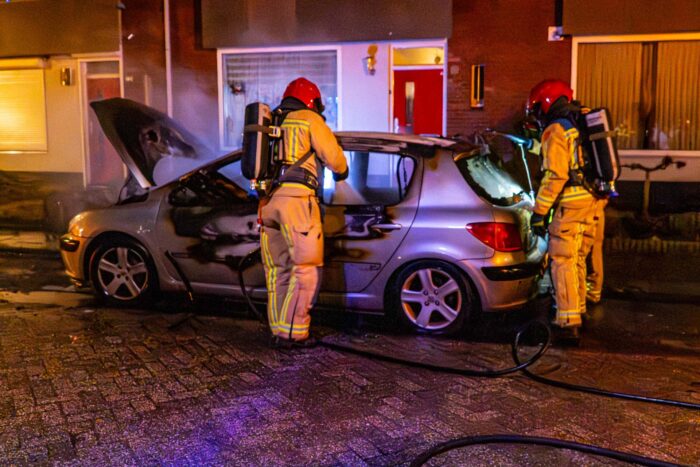 Auto uitgebrand in de Leliestraat in Helmond