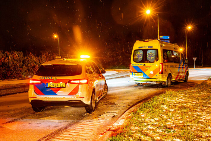 Auto raakt door gladheid van de weg en belandt in sloot