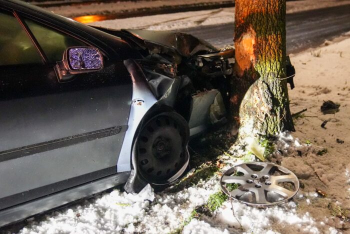 Auto botst tegen boom op de Speltdijk in Helmond