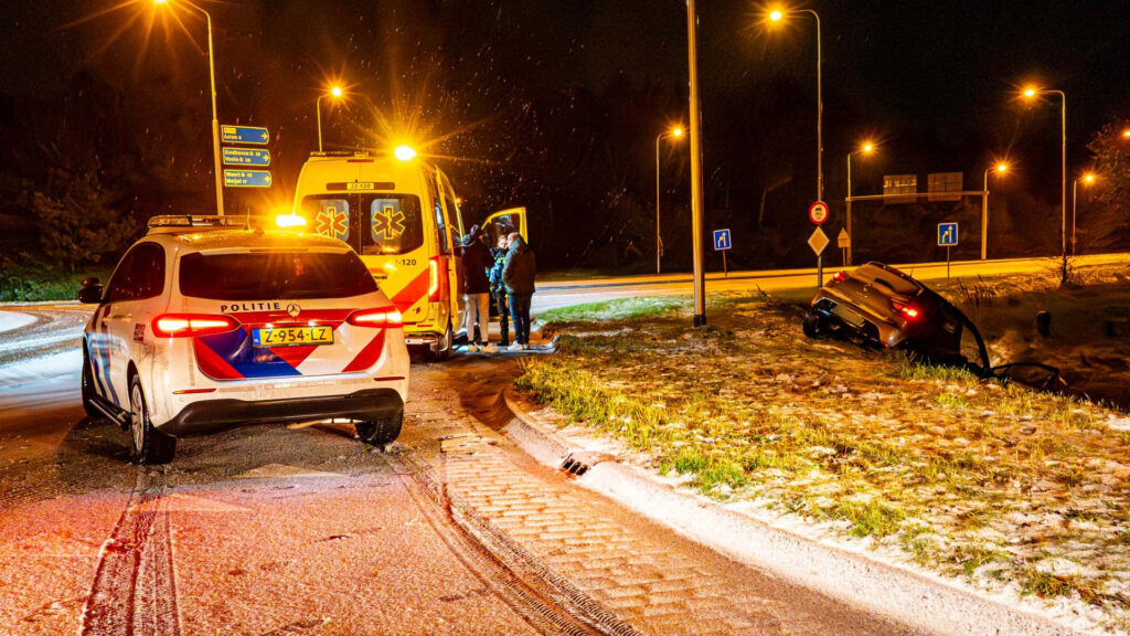 Auto raakt door gladheid van de weg en belandt in sloot