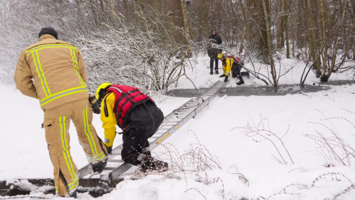Brandweer redt jongen van eiland in Hortensiapark