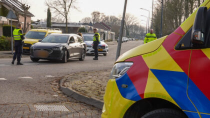 Automobilist raakt van de weg en botst tegen lantaarnpaal in Helmond