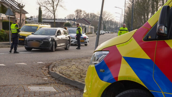 Automobilist raakt van de weg en botst tegen lantaarnpaal in Helmond