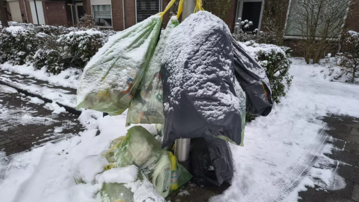 Afval blijft aan de straat door sneeuw: ‘Te gevaarlijk om te rijden’