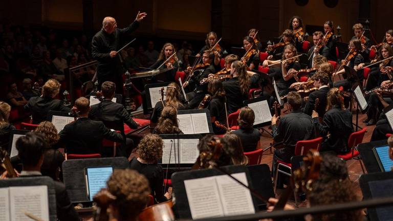 Helmondse amateurdirigent Dirk staat in Concertgebouw: ‘Hele wereld wil hier zijn’