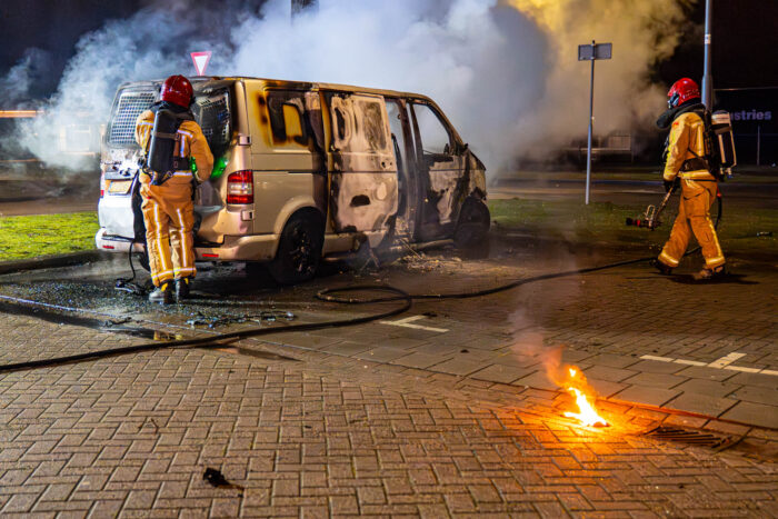 Auto in Churchilllaan verwoest door brand