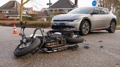 Motorrijdster raakt gewond bij aanrijding in Coendersberglaan