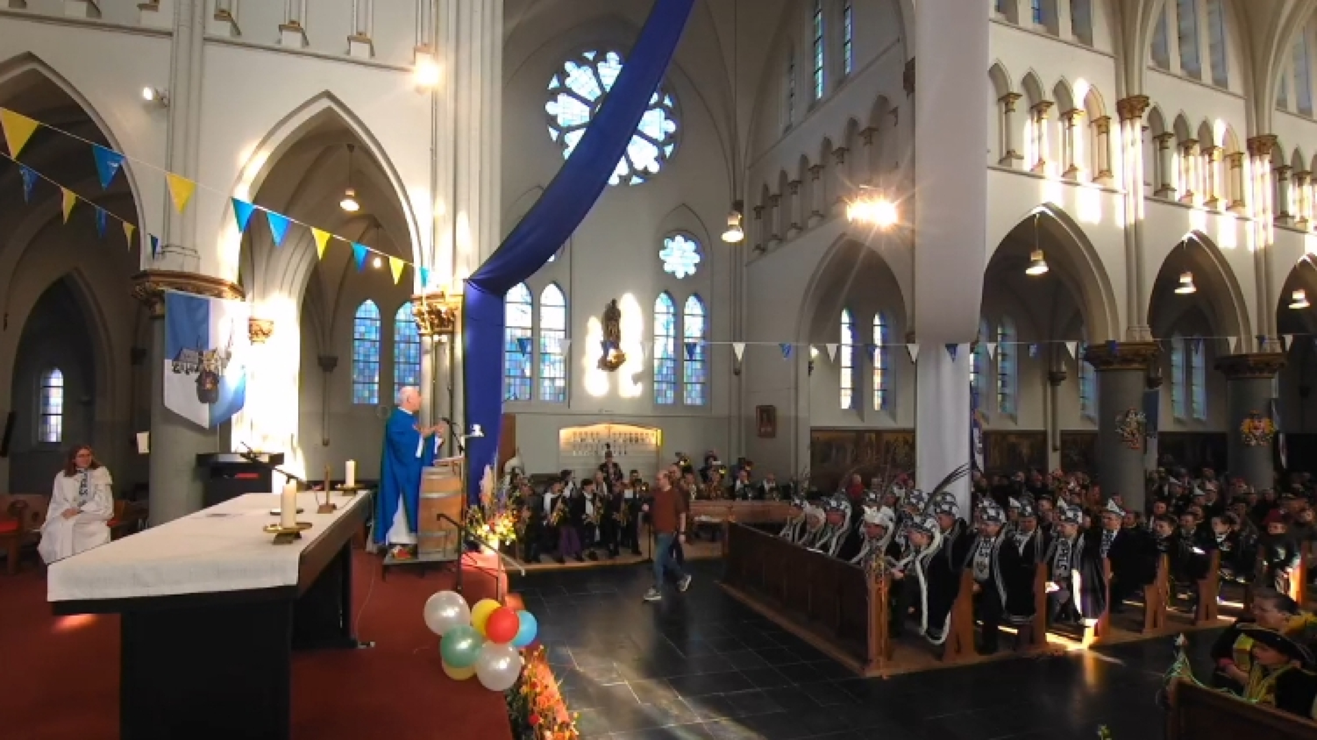 Mierlo-Houtse pastoor bereidt zich voor op carnavalsmis: ‘Versier de kerk met ballonnen’