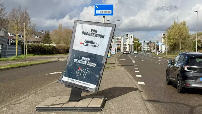 Gehavende reclamezuilen naar Helmond als signaal tegen normvervaging in verkeer; ‘Van doodgewoon naar gewoon dood’