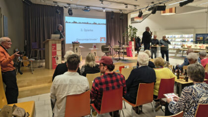 Lachen en discussiëren bij het Grôwt Hellemonds Diktee