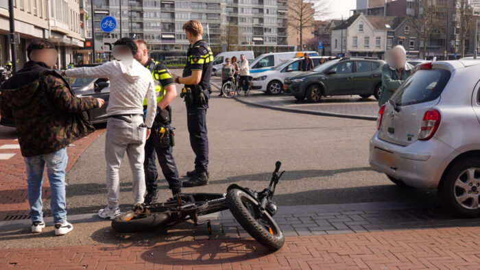 Auto botst op jongens op fatbike in Helmond