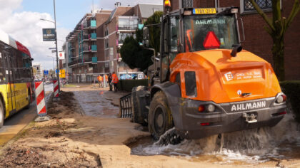 Graafwerkzaamheden zorgen voor leidingbreuk en metershoge waterfontein in Helmond