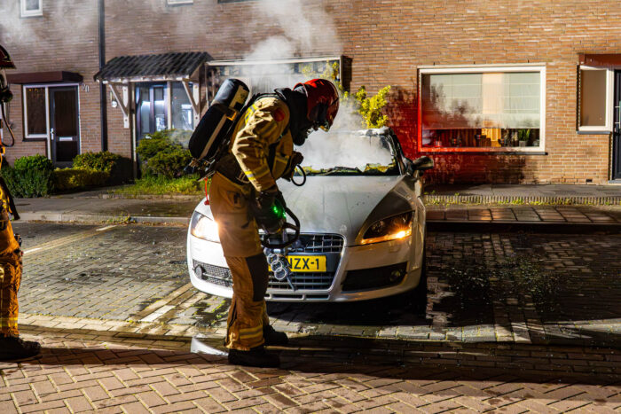 Buurt schrikt op van knal, auto gaat in vlammen op in Theo Driessenhof