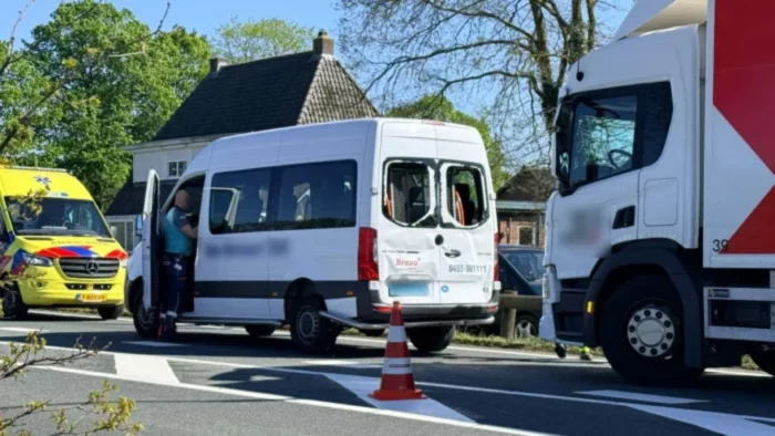 Vrachtwagen botst achterop taxibusje tussen Helmond en Deurne; één gewonde in ambulance naar ziekenhuis