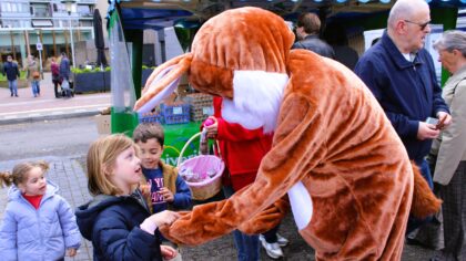 Paashaas zorgt voor blije gezichten op Helmondse markt
