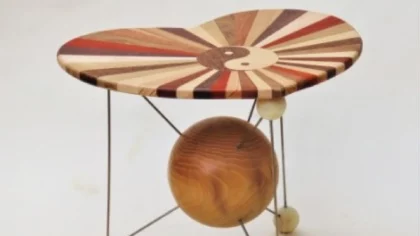 Houten objecten van Dick Ellenbroek bij t Huis van de Liefhebber