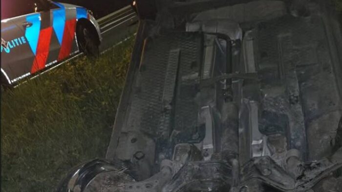 Auto ondersteboven in greppel, politie Helmond vindt bestuurder in weiland