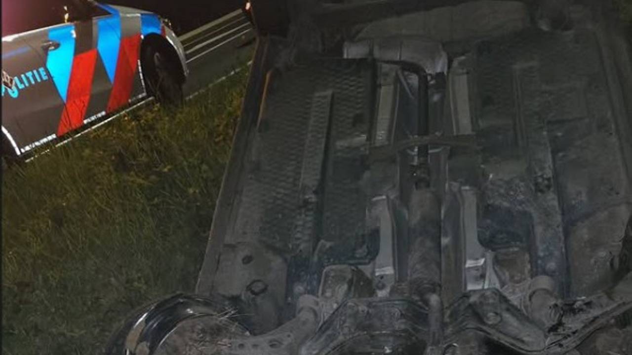Auto ondersteboven in greppel, politie Helmond vindt bestuurder in weiland