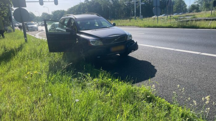Kop-staartbotsing tussen twee auto’s op de Europaweg in Helmond
