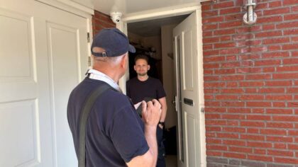 Van kwispelend welkom tot boze reacties: mee met Helmondse hondencontroleur Frans