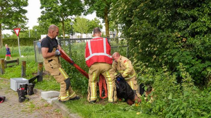 Man belandt in sloot aan Kastmolen in Helmond; brandweer redt slachtoffer uit benarde situatie