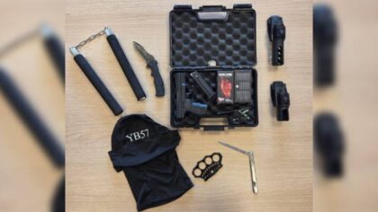 Politie Helmond valt huizen drillrapgroep binnen en vindt wapens