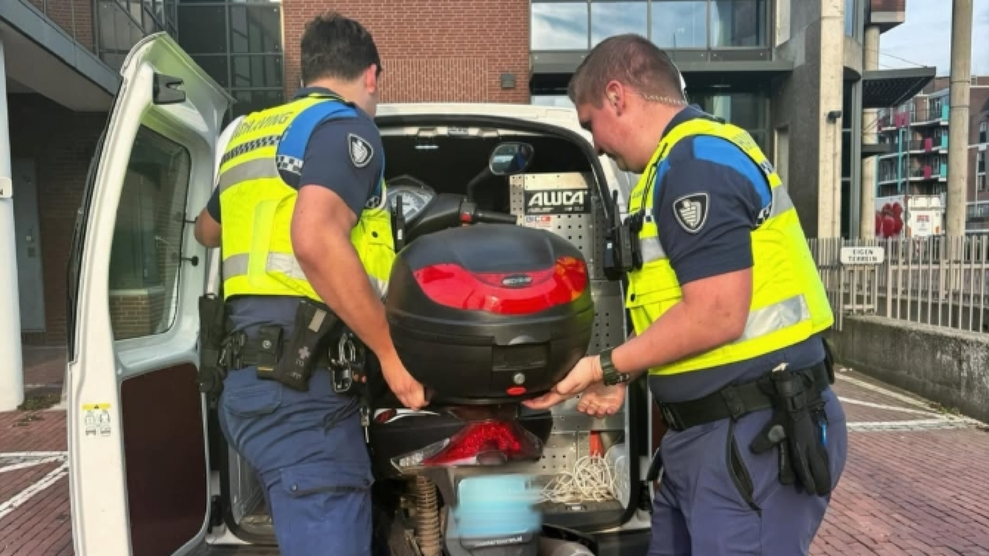 Cameratoezicht ziet scooterrijder in Helmond twee keer de fout ingaan