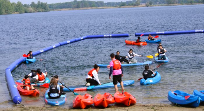 [FOTO’s] Watersportweekend op Berkendonk laat jeugd spelenderwijs watersport ontdekken