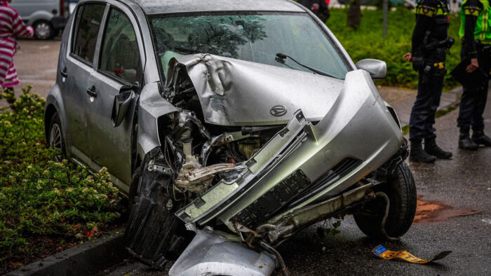 Man zwaargewond na botsing met auto tegen boom op Noordende