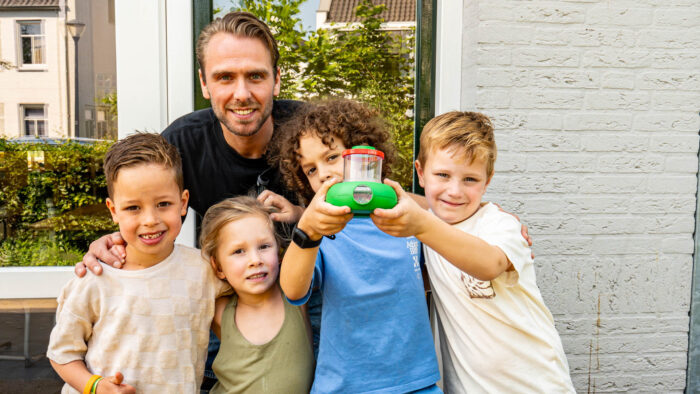 Zeldzame roze sprinkhaan gespot door kinderen in Brandevoort: ‘Sprong twee meter naar beneden’