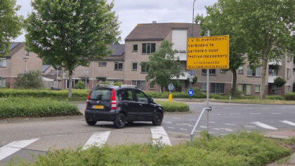 Gemeente plaatst informatieborden rond Rijpelberg voor Kamping Kitsch Club bezoekers: ‘Parkeren in de wijk niet de bedoeling’