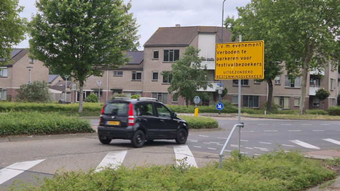 Gemeente plaatst informatieborden rond Rijpelberg voor Kamping Kitsch Club bezoekers: ‘Parkeren in de wijk niet de bedoeling’