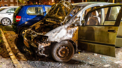Weer gaat een geparkeerde auto in vlammen op
