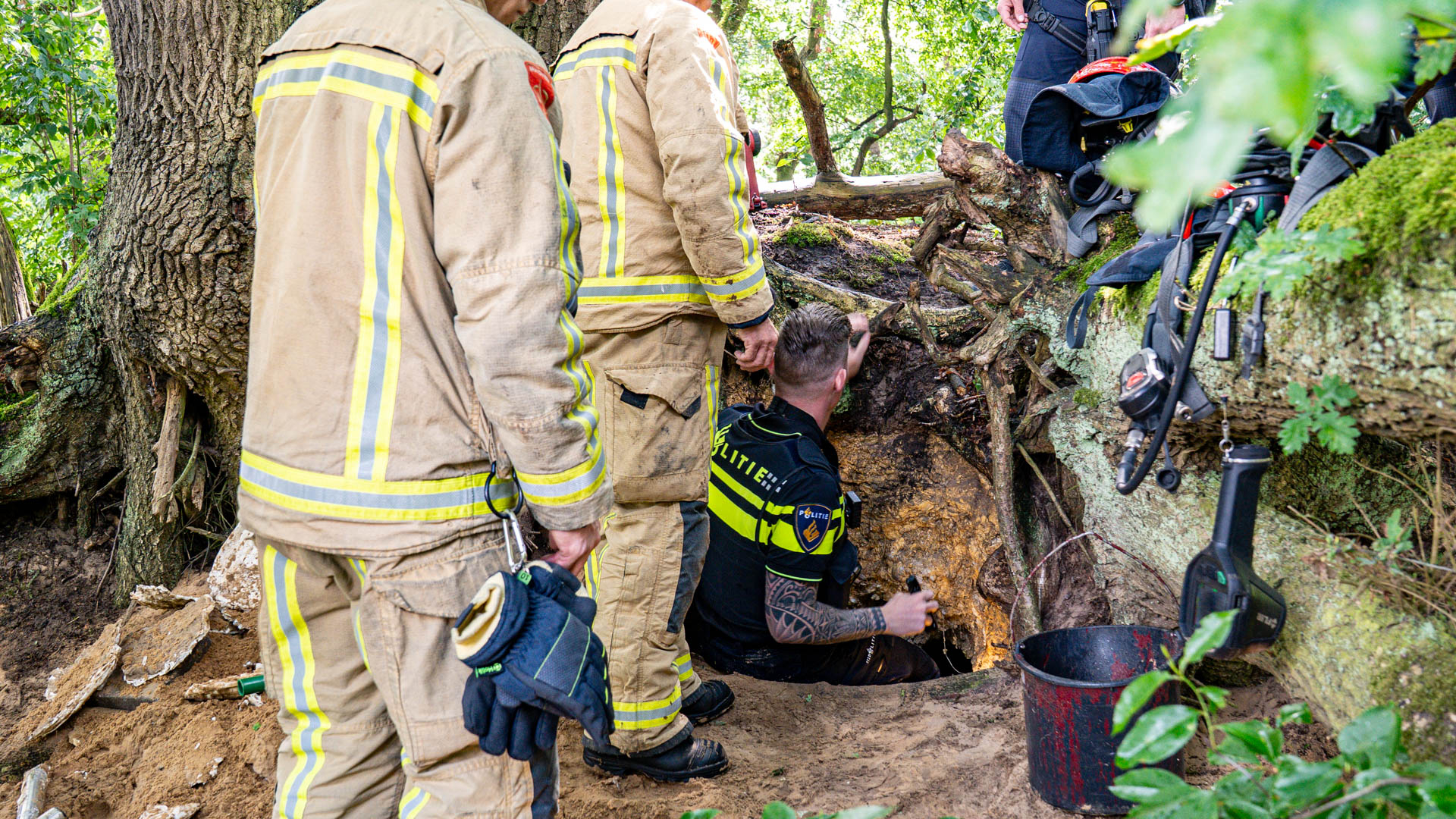 Politie en brandweer ontdekken ondergrondse, door mensen aangelegde ruimte in bosgebied bij Berkendo