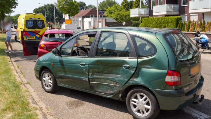 Twee personenauto’s botsen tegen elkaar op Burgemeester van Houtlaan in Helmond