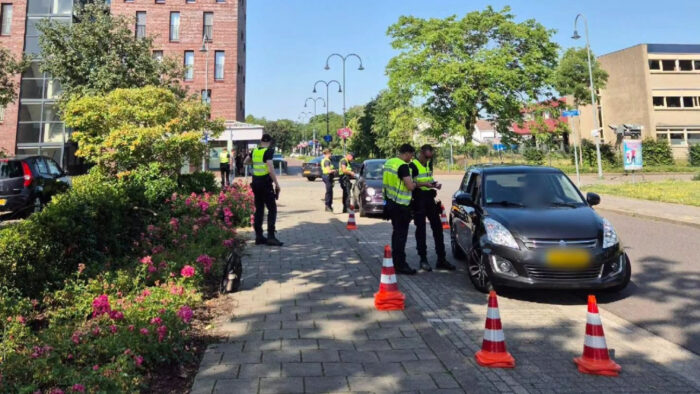Studenten van politie Helmond houden verkeerscontrole op de Straakvense Bosdijk
