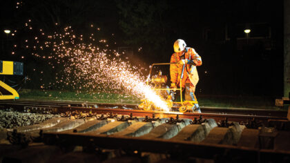 Nachtelijke werkzaamheden aan het spoor in Hemond; ‘We slijpen de rails met een speciale trein’